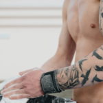 bras d'homme avec tatouage