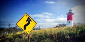 un panneau de signalisation et un phare