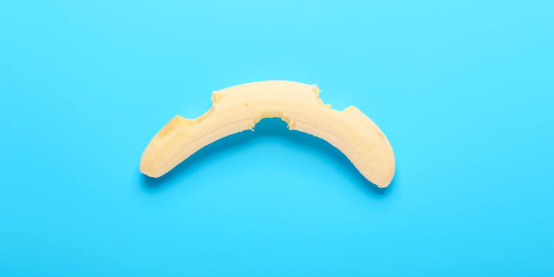 une banane à moitié mangée