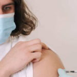 Homme se faisant vacciner